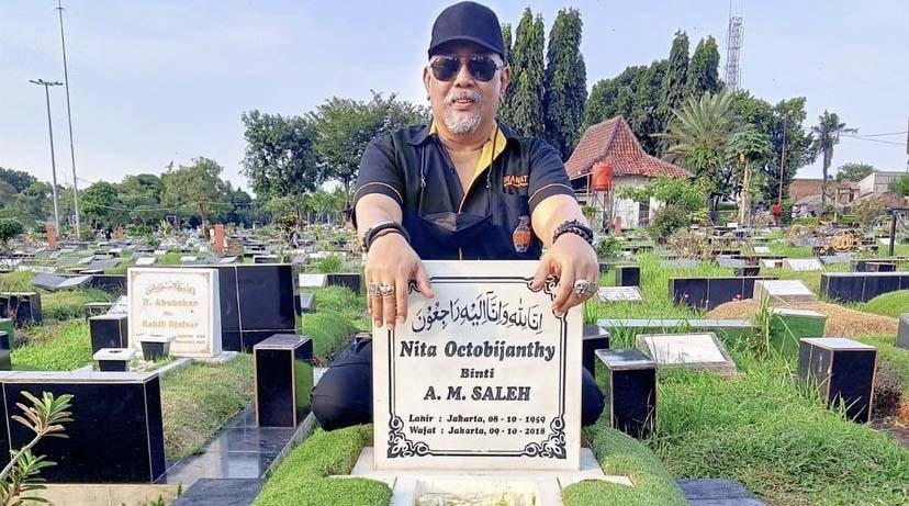 Kunjungi Makam Istri, Indro Warkop Tulis Pesan Haru: Semoga Kita Ketemu di Akhirat