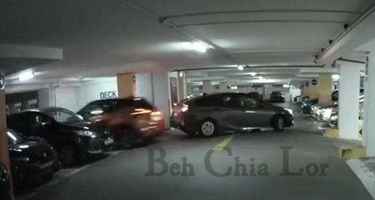 Serobot Tempat Parkir Orang Lain, Pengemudi Ini Kena Karma Tabrak Dinding hingga Airbag Ngembang 