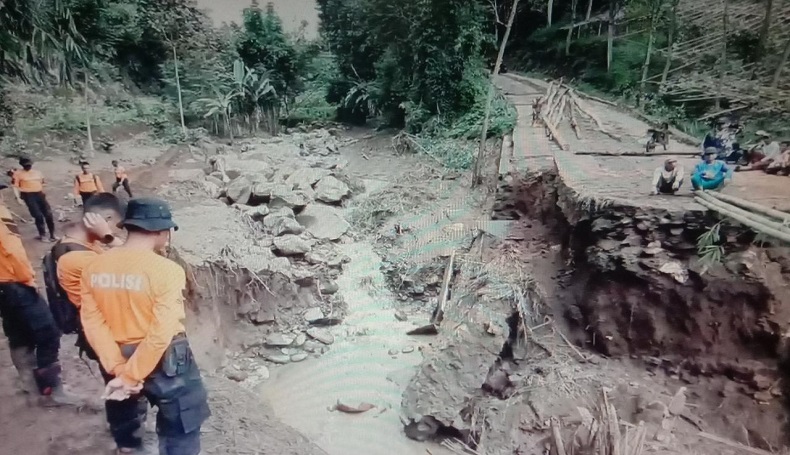 Imbas Banjir Bandang, Warga Kampung Cilegong Garut Terisolasi