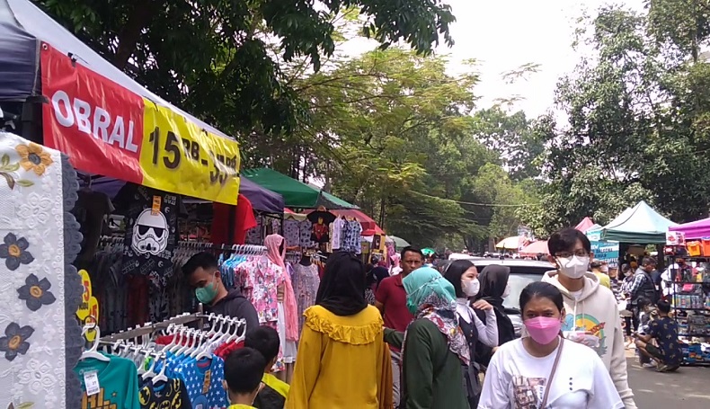 PPKM Bandung Diperlonggar, Pengunjung Berdesak-desakan di Pasar Tumpah