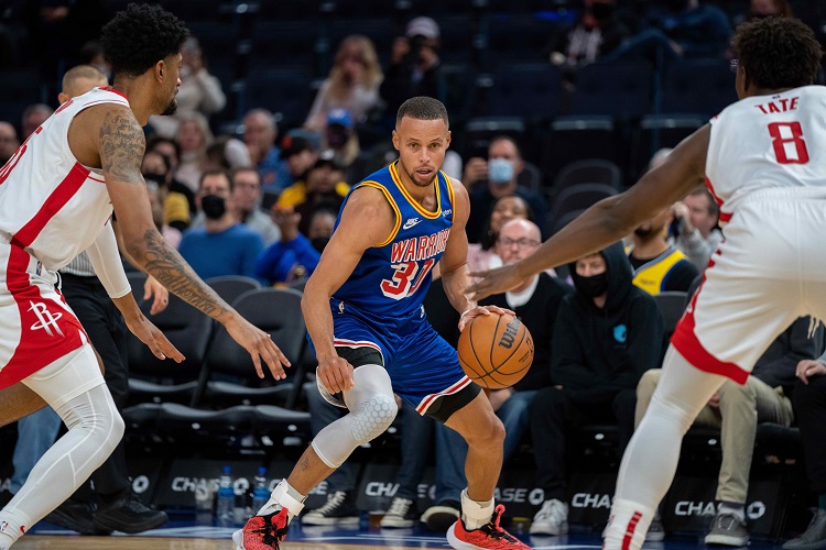 Hasil NBA 2021/2022: Bucks Kembali Kalah, Warriors Libas Rockets