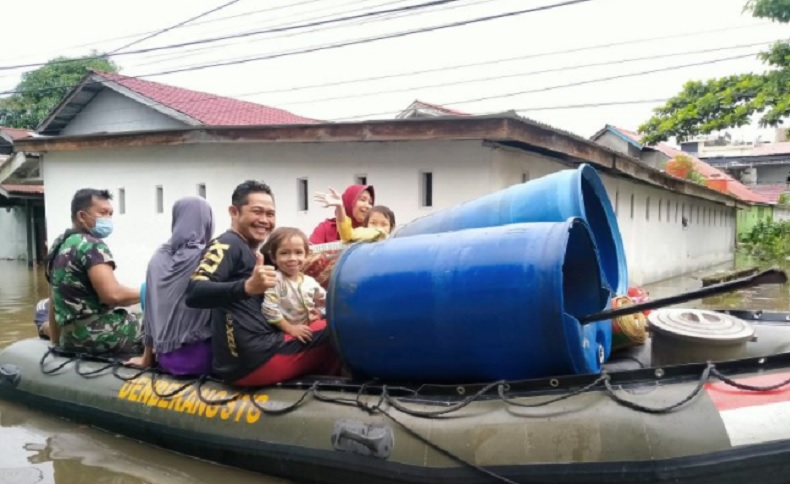 Sintang Masih Terendam Banjir, Prajurit TNI Bantu Evakuasi Pengungsi ke Tempat Aman