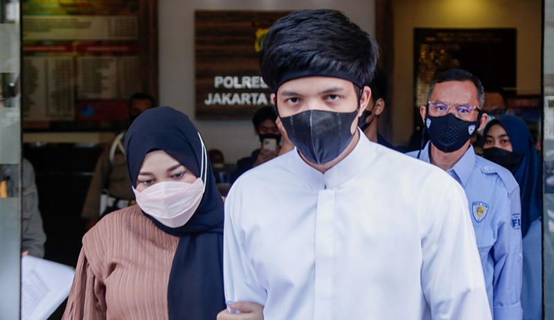 Ajarkan Anak sejak Dini, Atta Halilintar dan Aurel Hermansyah Libatkan Anak saat Berkurban