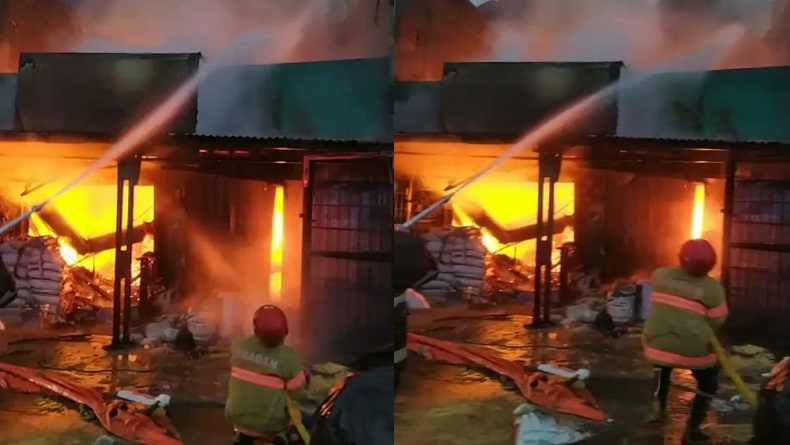 Toko Pupuk di Cimanggung Sumedang Ludes Terbakar saat Hujan Deras