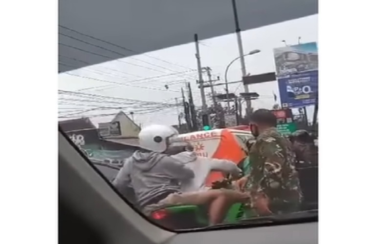 Viral Pemuda Geber Motor di Lampu Merah, Auto Kabur Pas Tahu Anggota TNI di Belakang