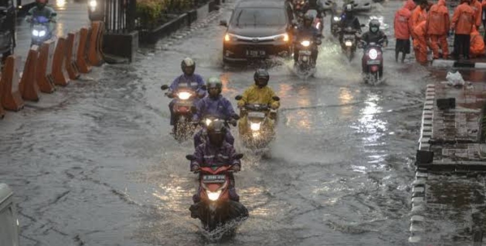 5 Kesalahan Besar Pengendara Motor di Musik Hujan, Nomor 2 Banyak yang Jatuh Terlilit Roda 