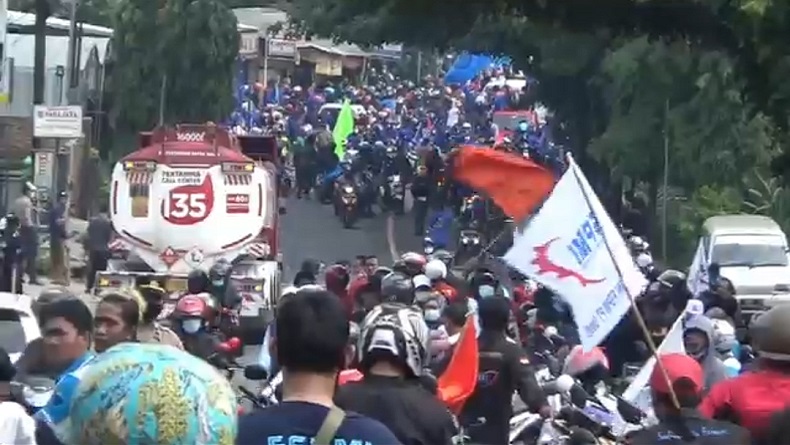 Tuntut UMK 2022 Naik 10 Persen, Buruh Purwakarta Blokade Jalan Arteri Jakarta-Bandung