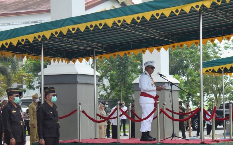 Hari Pahlawan, Gubernur Kalsel Sahbirin Noor Pakai Baju Pejuang Diikat Sarung