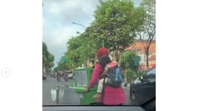 Kena PHK, Ibu Muda Ini Alih Profesi Jualan Bakso Keliling sambil Gendong Anak