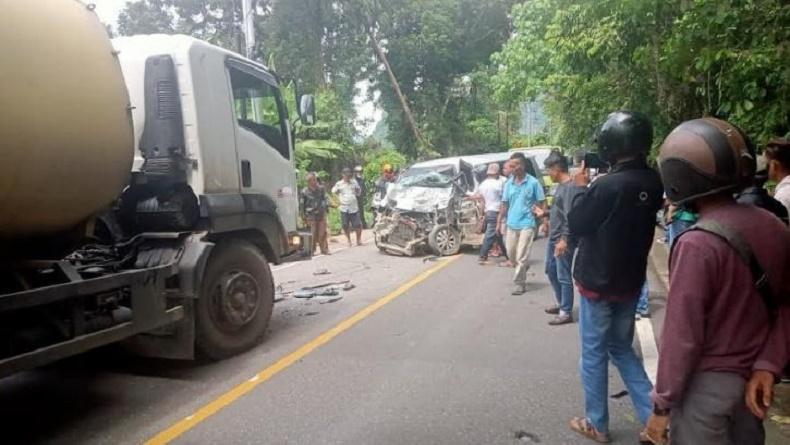 Kecelakaan Minibus Tabrak Truk Tangki di Padang, Sopir dan Penumpang Terjepit