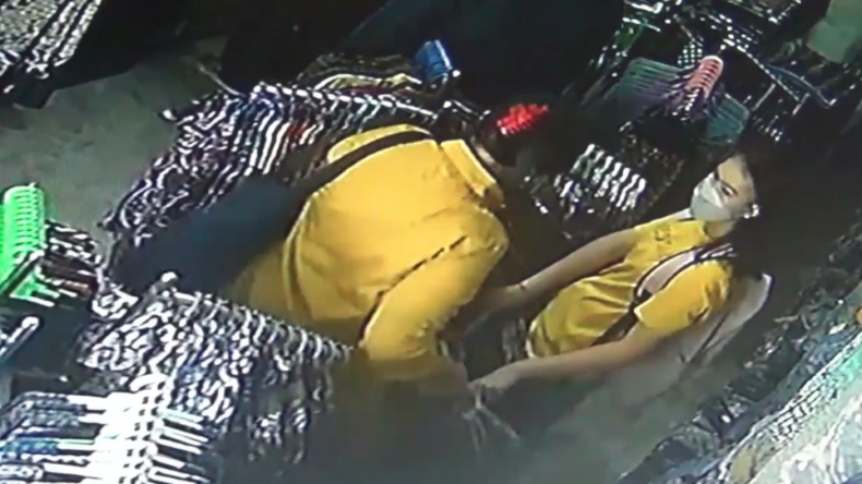 Gondol 50 Pakaian, Aksi Pencuri Toko di Dharmasraya Terekam CCTV