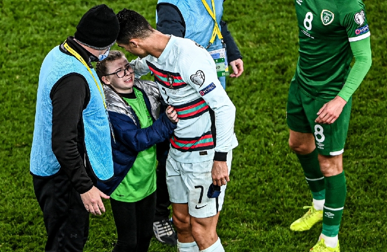 Ramah Banget! Cristiano Ronaldo Berikan Jersey ke Fans Cilik usai Laga Vs Irlandia
