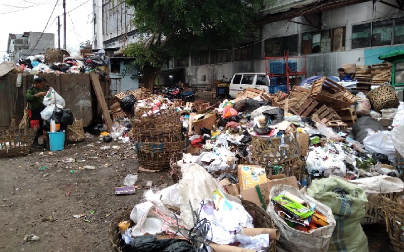 Imbas Masalah TPA Sarimukti, Sampah Numpuk dan Bau di Pasar Kosambi Bandung