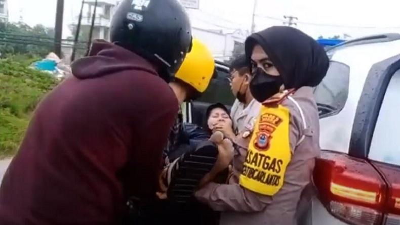 Viral Aksi Polwan Cantik Tolong Korban Kecelakaan Ternyata Kasatlantas Polres Maros
