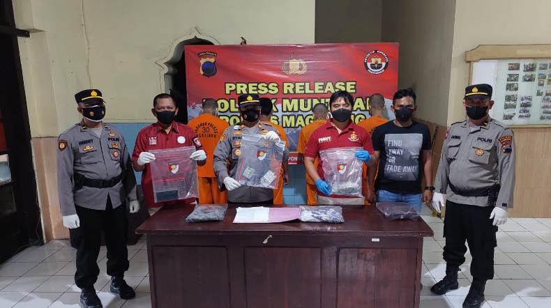  Sadis, 4 Preman Ini Tega Pukuli Warga dengan Batu dan Helm