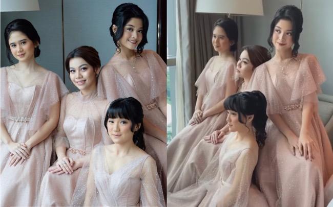 Para Bridesmaid dan Groomsmen Bawa Tentengan Unik di Resepsi Pernikahan Ria Ricis-Teuku Ryan