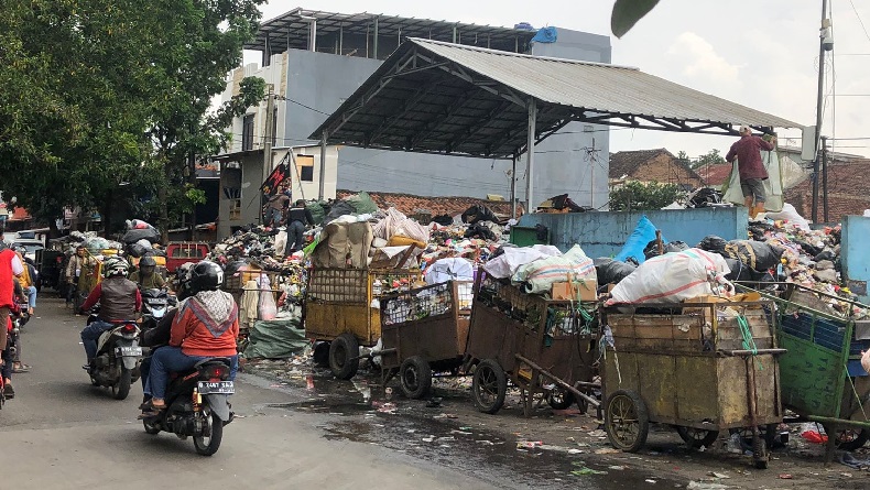 TPA Sarimukti Masih Bermasalah, Sampah Busuk Menumpuk di TPS Pagarsih