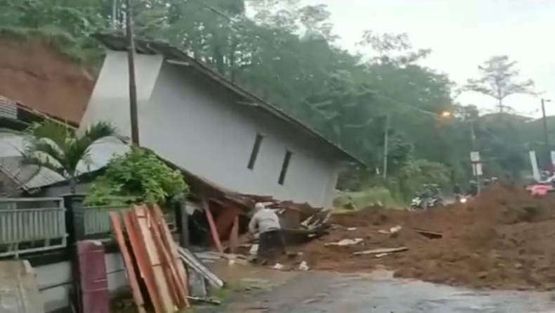 Tebing Longsor di Wonosobo Timpa Rumah dan Bengkel 