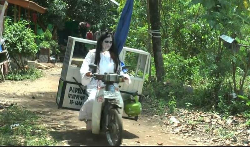  Berpakaian Kuntilanak, Pedagang Papeda Ini Laris Manis Diserbu Warga Pekalongan