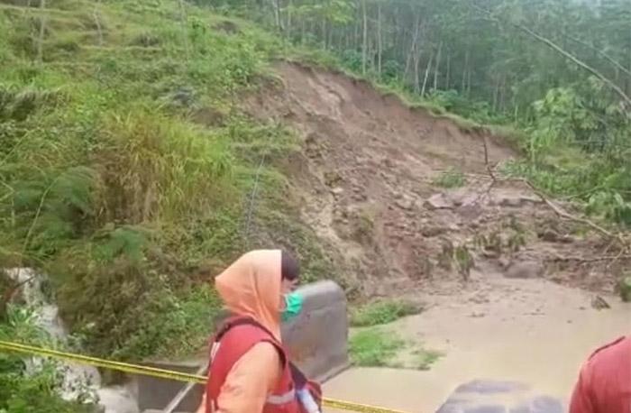 Longsor Hantam Rumah di Cipatat KBB, Satu Keluarga Nyaris Tertimbun