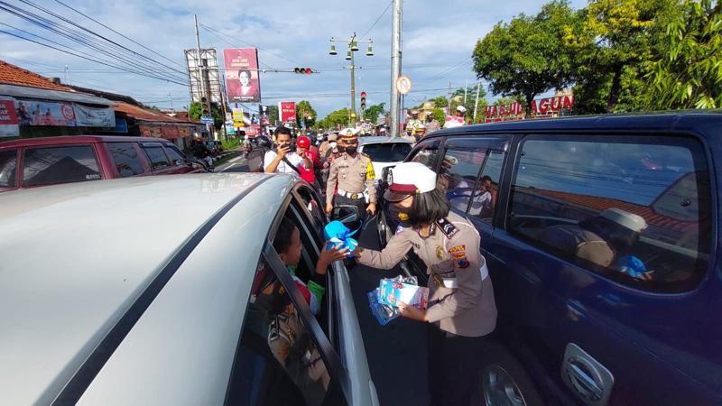  Operasi Zebra Candi, Polisi Bagikan Boneka dan Masker ke Pengguna Jalan