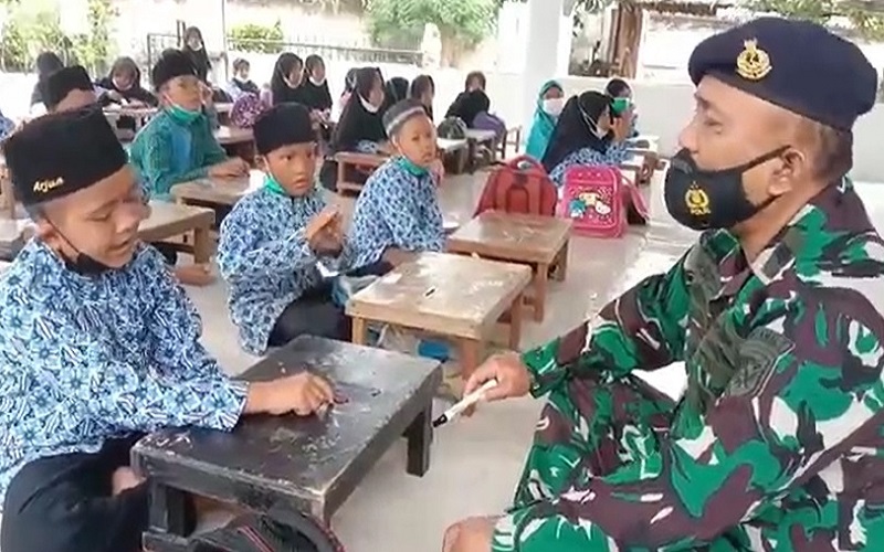 Kisah Inspiratif Perwira TNI AL, Jadi Guru hingga Bangun Sekolah Agama untuk Warga