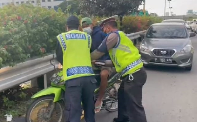 Tak Pakai Helm dan Masuk Tol dari Cikupa, Pemotor Ini Ditangkap Polisi di Semanggi