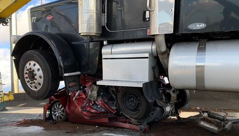 Ajaib, Perempuan Ini Selamat meski Mobilnya Nyaris Gepeng Dilindas Truk