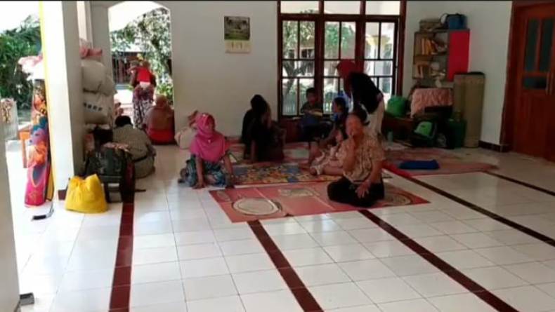 Air Masih Menggenang, Korban Banjir di Cilacap Mengungsi di Masjid 