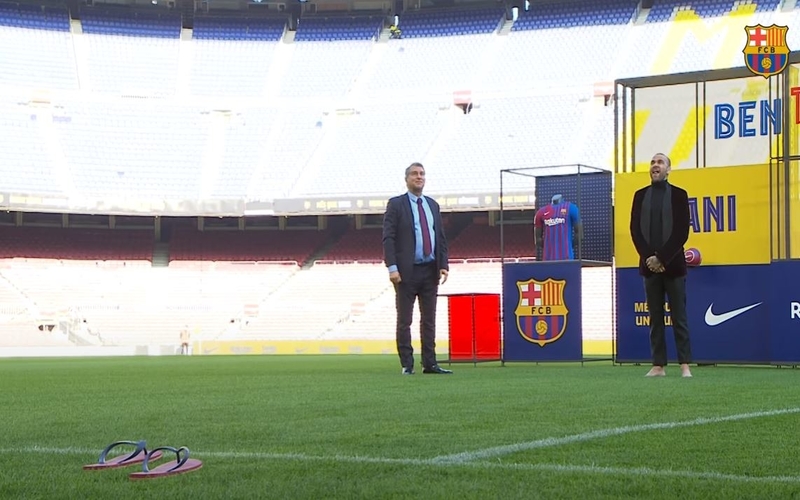 Nyentrik, Dani Alves Pakai Sandal saat Diperkenalkan Barcelona