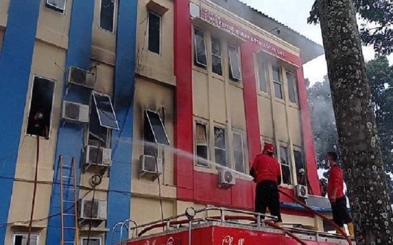 Kantor Disdukcapil Palembang Terbakar, Terdengar Ledakan Keras di Ruang Server