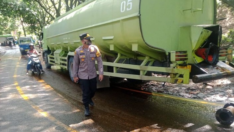 Ribuan Liter Minyak Sawit Tumpah di Lintas Sulawesi, Kemacetan Tak Terhindarkan