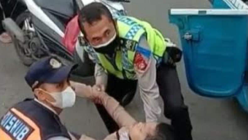 Polisi Setop Bajaj, Evakuasi Perempuan Pingsan Turun dari Bus di Rawamangun