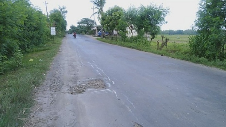 Oleng saat Lewati Jalan Bergelombang, Pengendara RX King Tewas Tertabrak Bus 