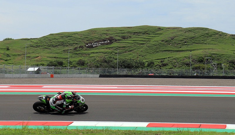 Bukan Bule, Umbrella Girl di Ajang WSBK Mandalika Dipilih dari Warga Lokal