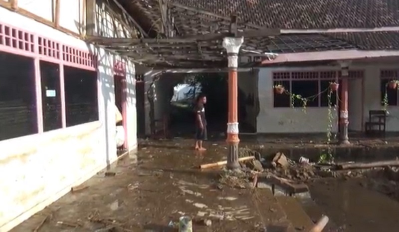 Banjir Bandang di Jember Rusak Bangunan dan Fasilitas Belajar Ponpes Ar'rosyid 