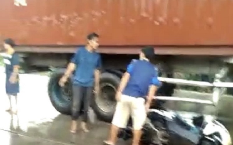 Senggolan saat Nyalip, Pemotor Tewas Terlindas Truk di Cikarang