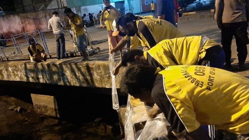 Polisi Sita 200 Liter Miras Sopi Ilegal di Pelabuhan dr Siwabessy Ambon