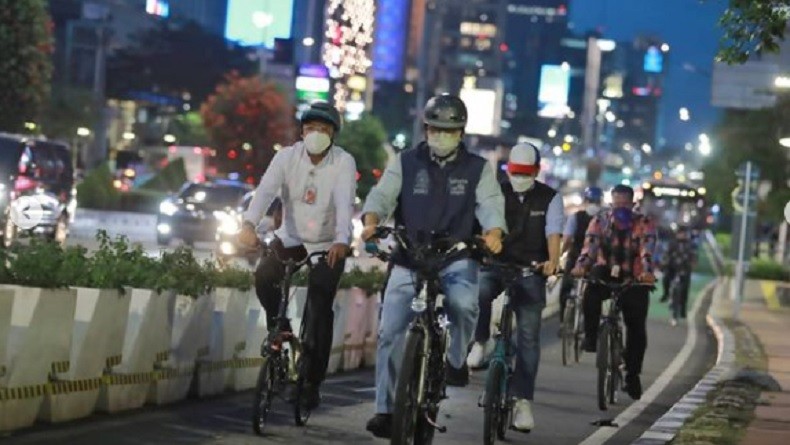 Malam-Malam Anies Bersepeda, Cek Pembangunan Complete Street Senopati