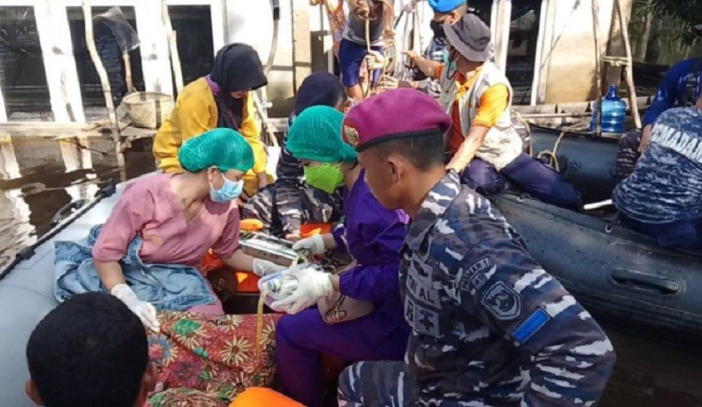 Kisah Korban Banjir Sekadau Melahirkan di Atas Perahu TNI AL, Ketuban Pecah Duluan