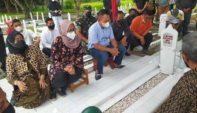 Usai Dilantik Jadi KSAD, Jenderal Dudung Ziarah ke Makam Orang Tua di Cirebon