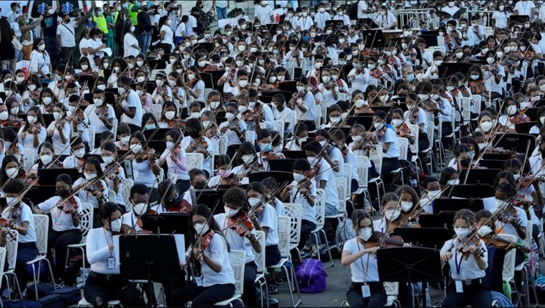 Wow, Ribuan Musisi Negara Ini Pecahkan Rekor Pagelaran Orkestra Terbesar Dunia
