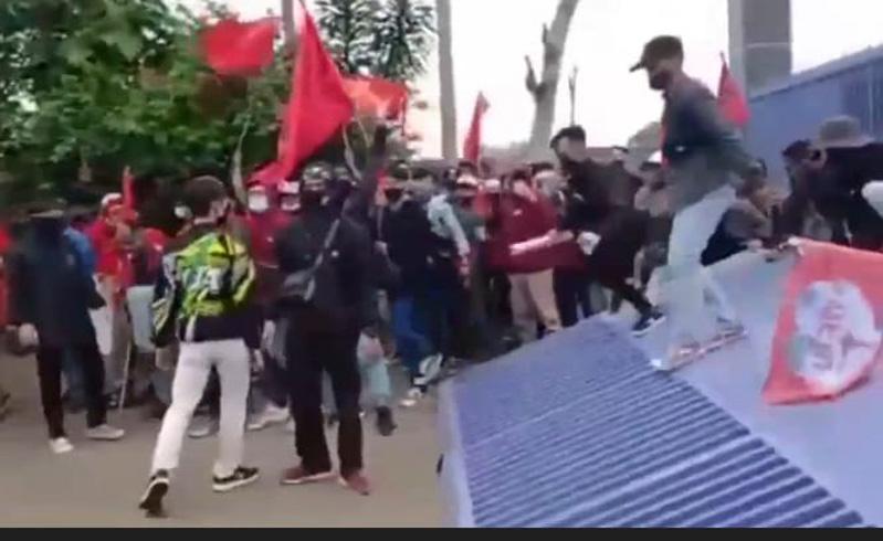 Demo Buruh di Brebes Ricuh, Massa Robohkan Pintu Gerbang Pabrik hingga Timpa Petugas
