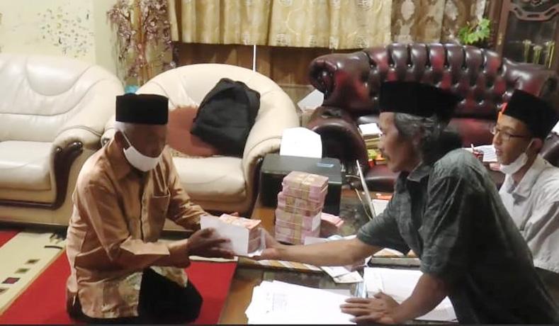 Haji Tajir Ini Borong Tembakau Petani hingga Rp20 Miliar