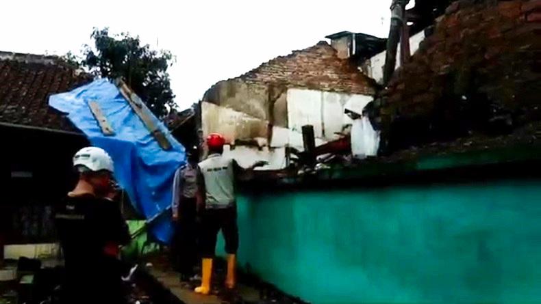 Diduga Sudah Tua, Rumah Ambruk Timpa mobil dan 2 Bangunan di Indihiang Tasikmalaya