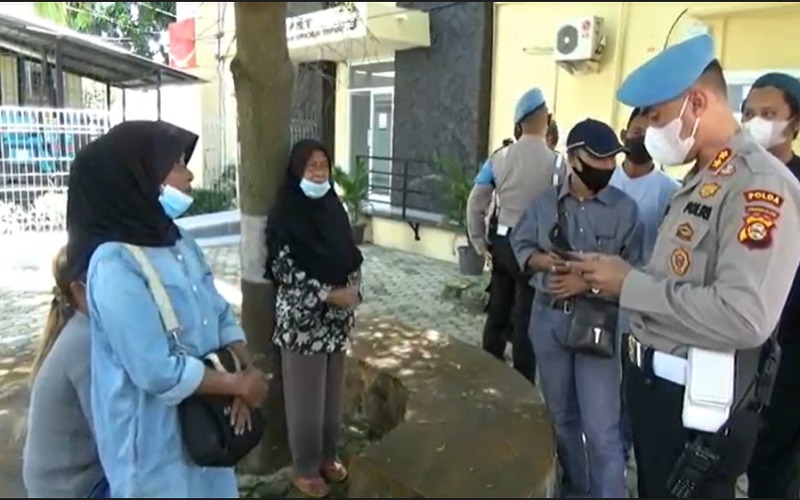 Anak Ditangkap Kasus Jambret, Emak-Emak Penjual Kerupuk Keliling Datangi Polda Sumsel 