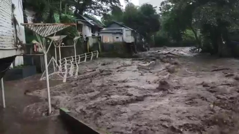Air Sungai Brantas di Malang Meluap, Warga Keluar Rumah Takut Banjir Bandang
