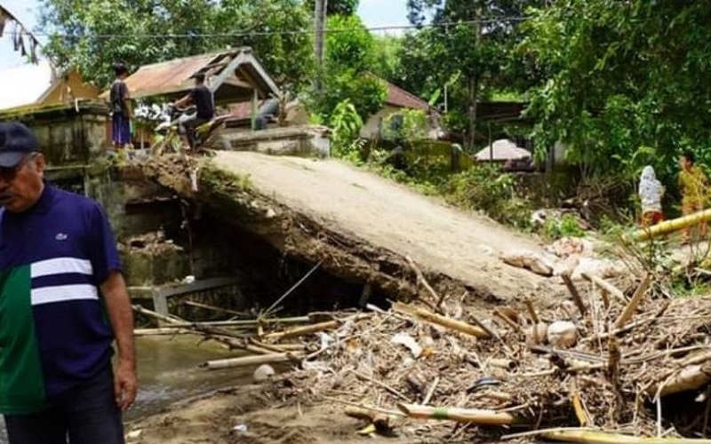 Diterjang Banjir, Jembatan Darurat Dibangun di Sekotong