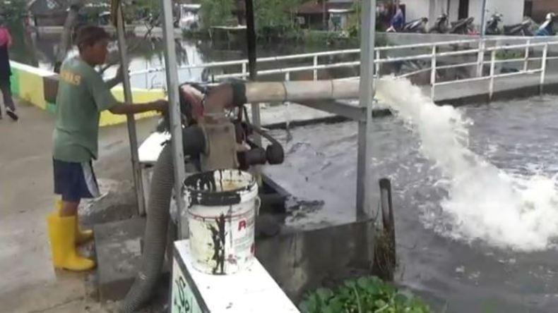 Korban Banjir di Pekalongan Andalkan Pompa Kecil untuk Membuang Air 