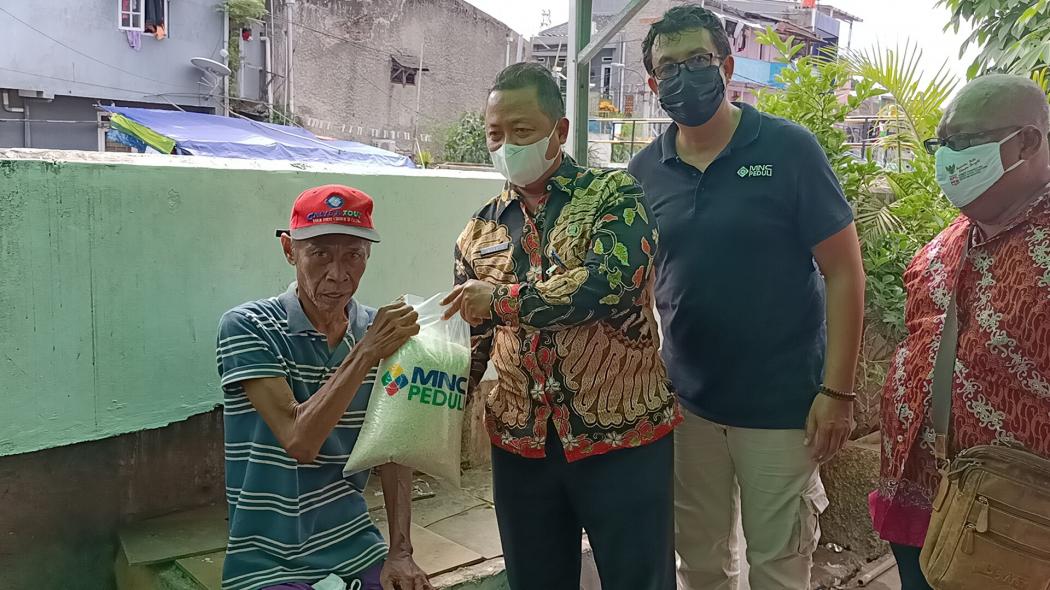 Bantu Kebutuhan Pangan, MNC Peduli Salurkan Beras ke Difabel dan Lansia di Petojo Utara